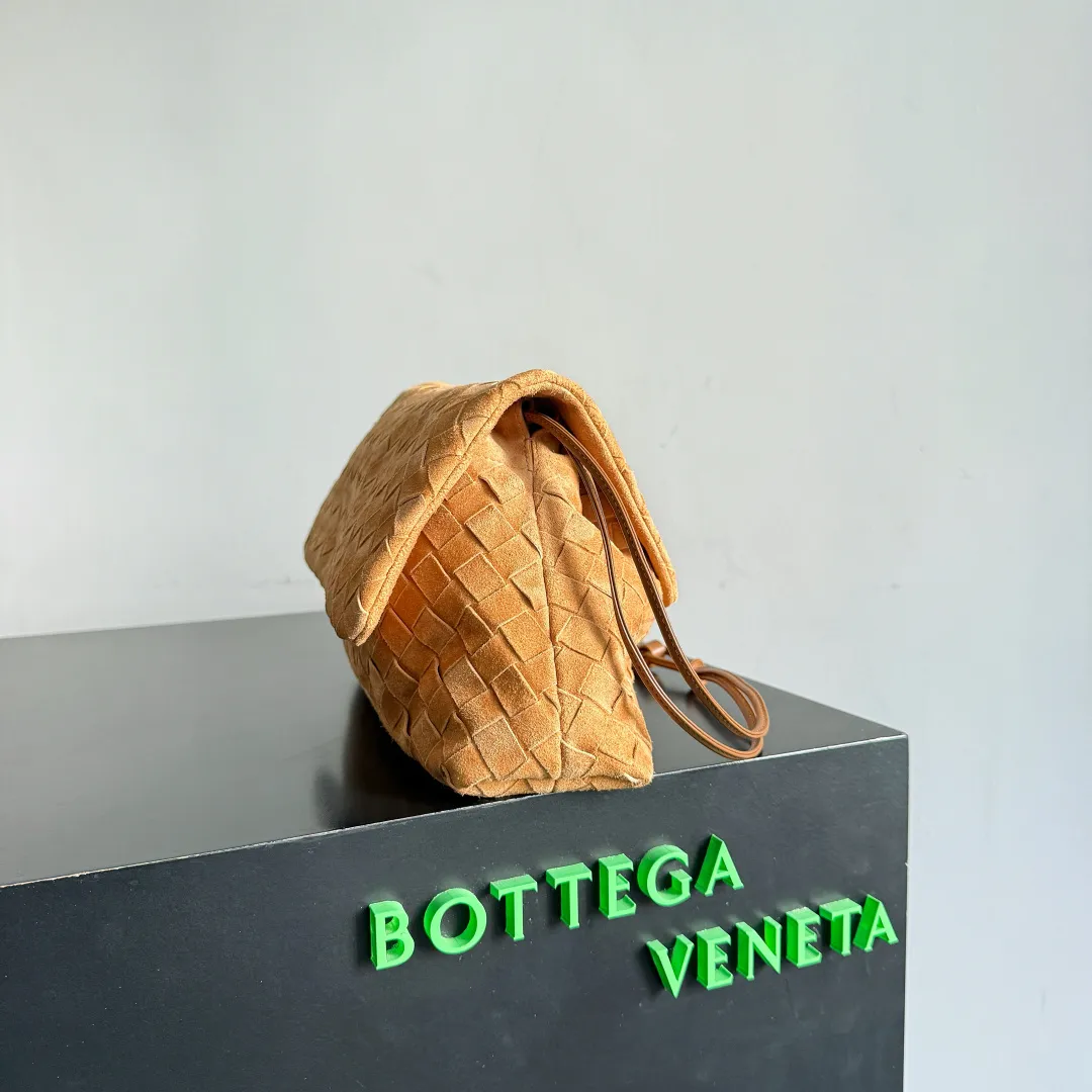 Batch 1720 Bottega Veneta Dustbag Giorno woven suede handbag ✨It is not deliberately eye-catching by exaggeration, but it is an existence that makes people unable to help but take a second look when you walk by! This Intrecciato woven suede flip dustbag is somewhere between soft and cool, it looks just right ~ matte texture + woven layers, feels very comfortable to the touch, and looks clean, luxurious and relaxed. Braided suede weave + drawstring closure, full of retro feel~ The loop design can be carried on the shoulder, hand-held or cross-body is fashionable. It can be worn directly on the body without having to worry about matching~ It is responsible for the texture of autumn and winter wear! Style number: 857657 Size: 33*19*8cm
